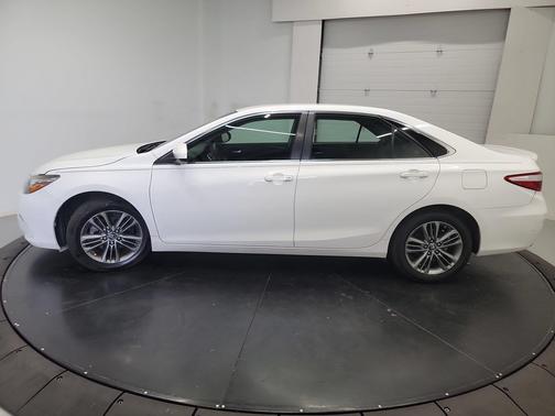 Super White 2017 Toyota Camry SE
