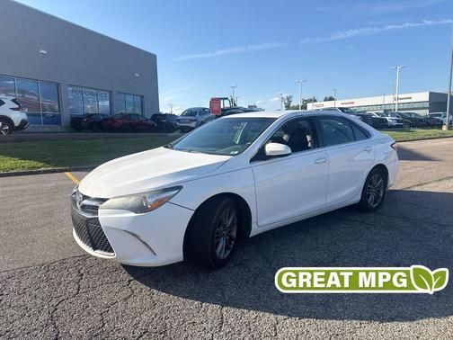Super White 2017 Toyota Camry SE