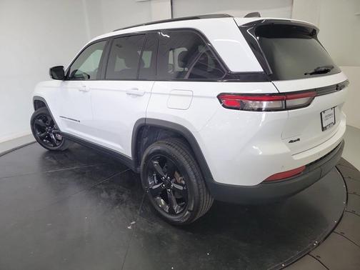 Bright White Clearcoat 2022 Jeep Grand Cherokee Altitude