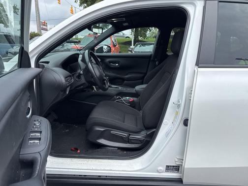 Platinum White Pearl 2025 Honda HR-V AWD Sport