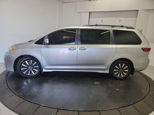 Celestial Silver Metallic 2019 Toyota Sienna XLE