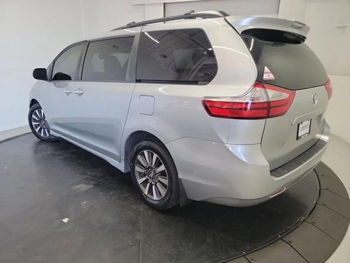 Celestial Silver Metallic 2019 Toyota Sienna XLE