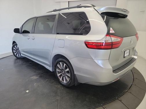 Celestial Silver Metallic 2019 Toyota Sienna XLE