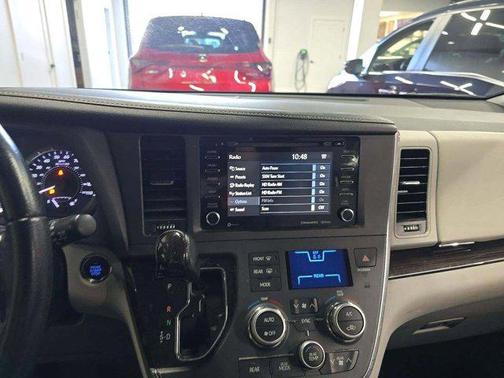 Celestial Silver Metallic 2019 Toyota Sienna XLE