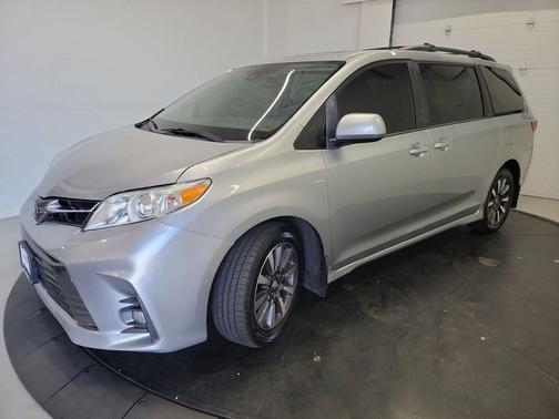 Celestial Silver Metallic 2019 Toyota Sienna XLE