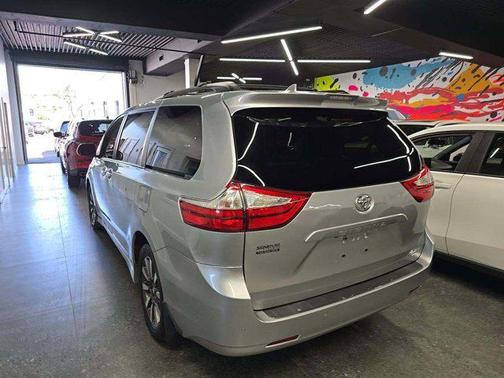 Celestial Silver Metallic 2019 Toyota Sienna XLE