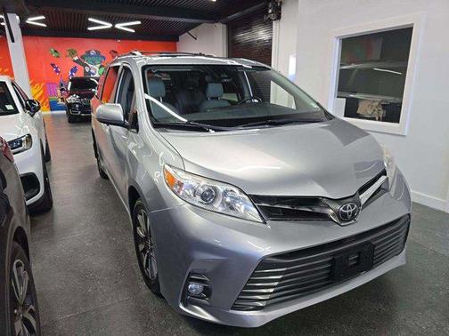 Celestial Silver Metallic 2019 Toyota Sienna XLE