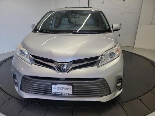 Celestial Silver Metallic 2019 Toyota Sienna XLE