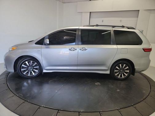 Celestial Silver Metallic 2019 Toyota Sienna XLE