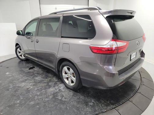 2016 Toyota Sienna LE