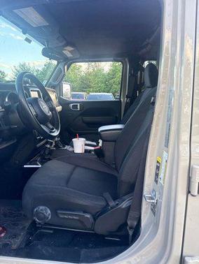 Limited Edition Gobi Clearcoat 2022 Jeep Gladiator Sport S