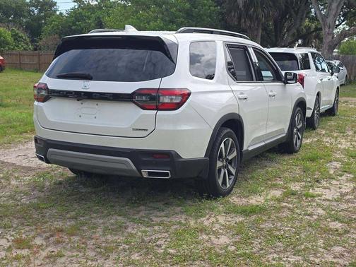 Platinum White Pearl 2025 Honda Pilot Touring 8-Passenger