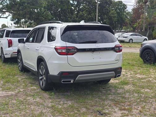 Platinum White Pearl 2025 Honda Pilot Touring 8-Passenger