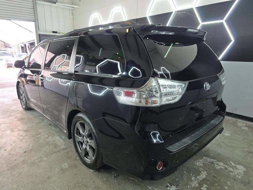 Midnight Black Metallic 2018 Toyota Sienna SE