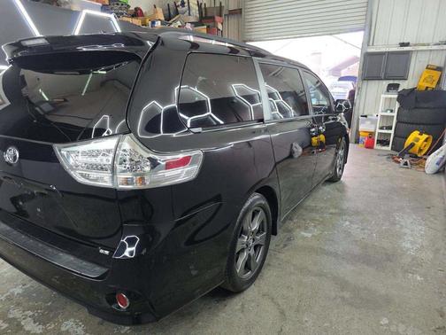 Midnight Black Metallic 2018 Toyota Sienna SE
