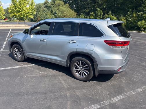 Celestial Silver Metallic 2017 Toyota Highlander XLE