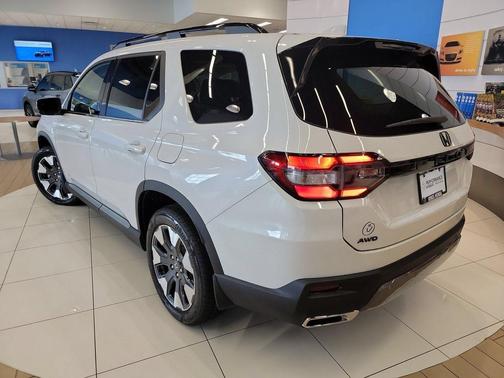 Platinum White Pearl 2026 Honda Pilot Touring 8-Passenger