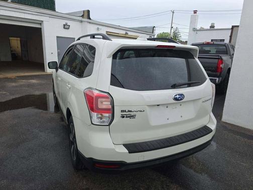 Crystal White Pearl 2018 Subaru Forester 2.5i Premium