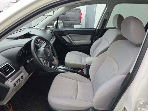 Crystal White Pearl 2018 Subaru Forester 2.5i Premium
