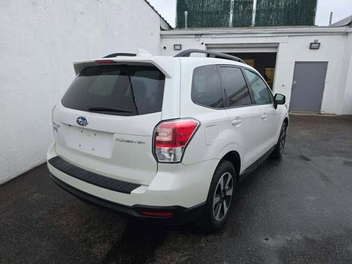 Crystal White Pearl 2018 Subaru Forester 2.5i Premium
