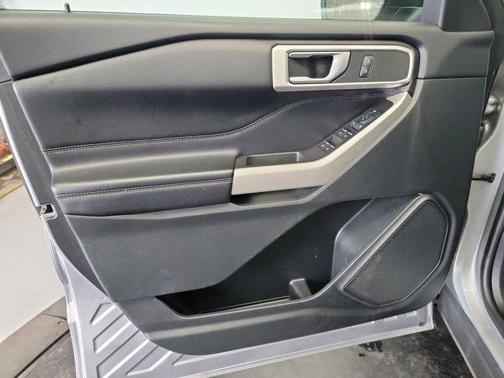 Iconic Silver Metallic 2021 Ford Explorer XLT