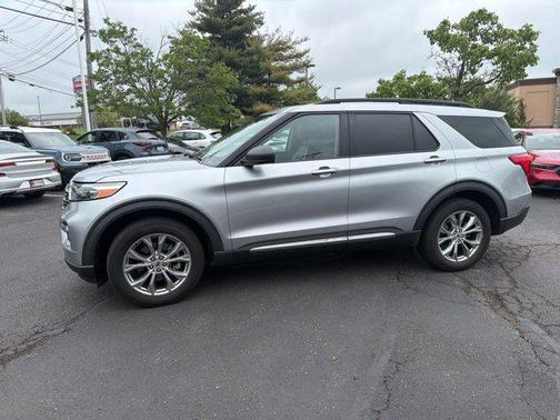 Iconic Silver Metallic 2021 Ford Explorer XLT