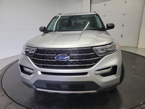 Iconic Silver Metallic 2021 Ford Explorer XLT