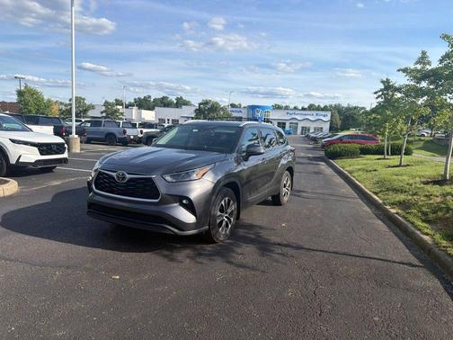 Magnetic Gray Metallic 2022 Toyota Highlander XLE