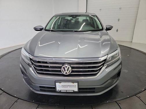 Platinum Gray Metallic 2022 Volkswagen Passat 2.0T SE