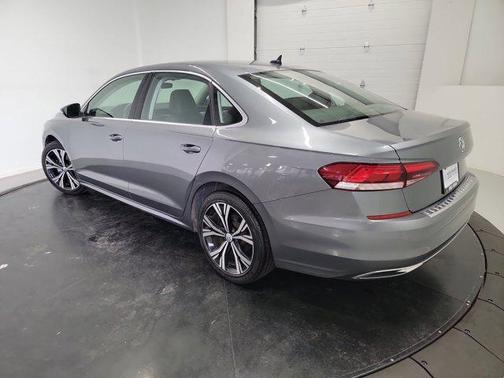 Platinum Gray Metallic 2022 Volkswagen Passat 2.0T SE