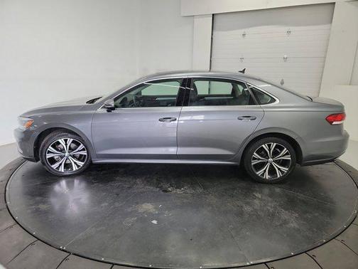 Platinum Gray Metallic 2022 Volkswagen Passat 2.0T SE