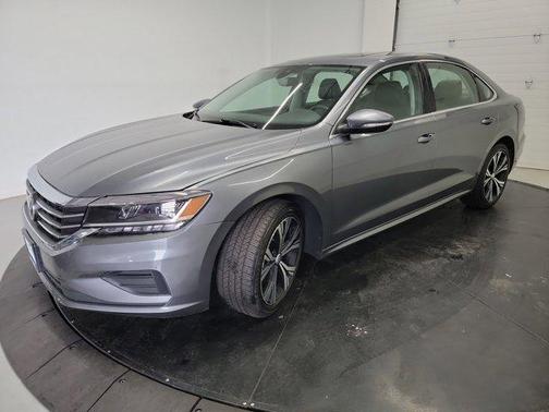Platinum Gray Metallic 2022 Volkswagen Passat 2.0T SE