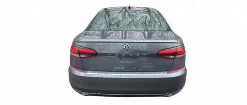 Platinum Gray Metallic 2022 Volkswagen Passat 2.0T SE