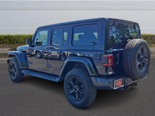 Black Clearcoat 2022 Jeep Wrangler Unlimited Sahara Altitude