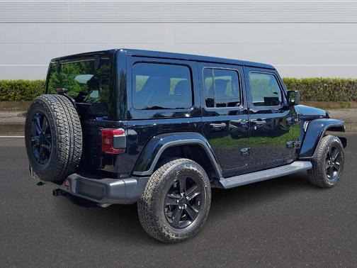 Black Clearcoat 2022 Jeep Wrangler Unlimited Sahara Altitude