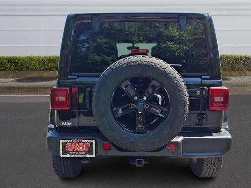 Black Clearcoat 2022 Jeep Wrangler Unlimited Sahara Altitude