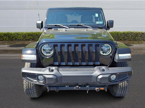 Black Clearcoat 2022 Jeep Wrangler Unlimited Sahara Altitude