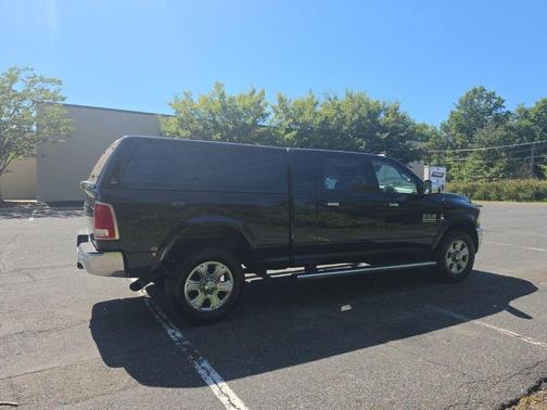 Brilliant Black Crystal Pearlcoat 2018 RAM 2500 Laramie