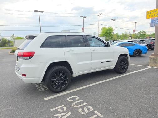 Bright White Clearcoat 2017 Jeep Grand Cherokee Altitude