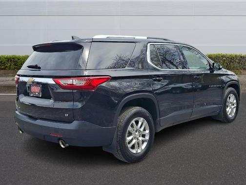 Mosaic Black Metallic 2018 Chevrolet Traverse LT Cloth