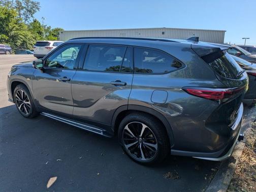 Magnetic Gray Metallic 2021 Toyota Highlander XSE
