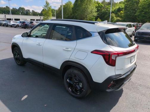 Snow White Pearl 2026 Kia Seltos EX