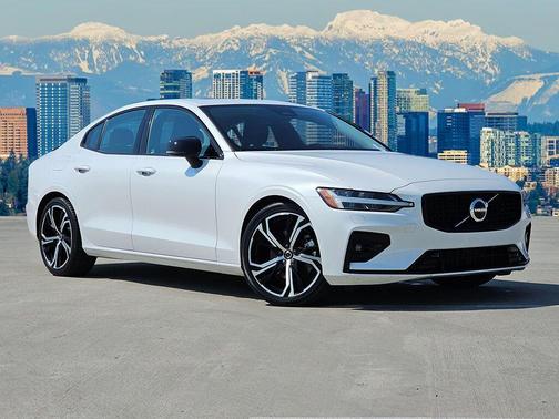 2024 Volvo S60 B5 Core Dark Theme