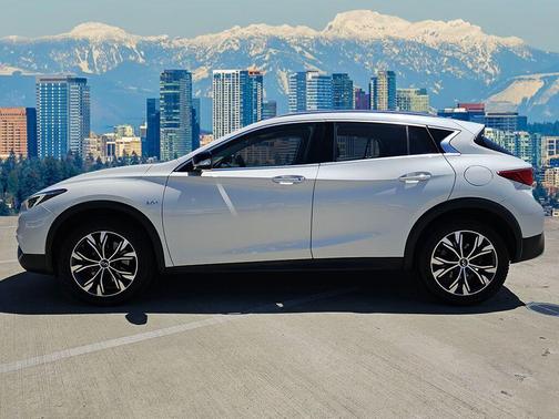 2018 INFINITI QX30 Luxury