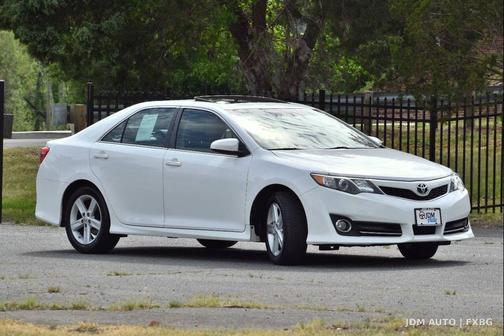 White 2014 Toyota Camry SE