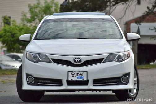 White 2014 Toyota Camry SE