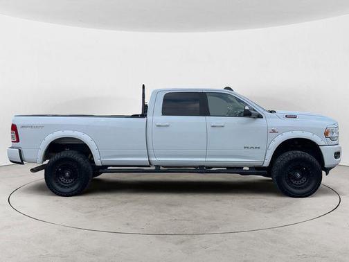 Bright White Clearcoat 2022 RAM 3500 Big Horn Crew Cab 4x4 8' Box