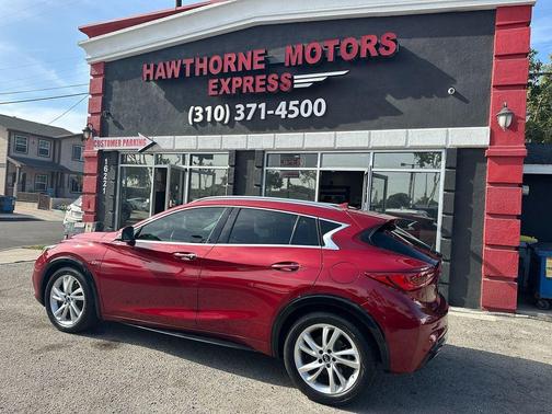 2017 INFINITI QX30 Premium