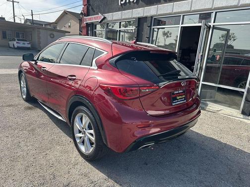 2017 INFINITI QX30 Premium