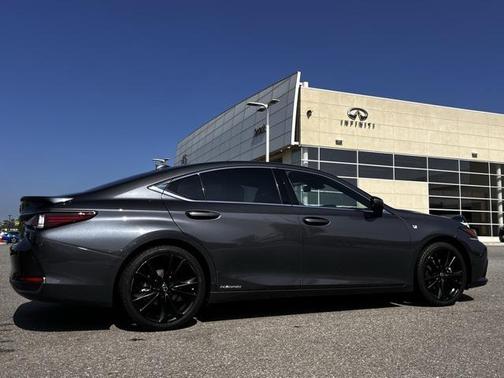 2022 Lexus ES 300h F SPORT